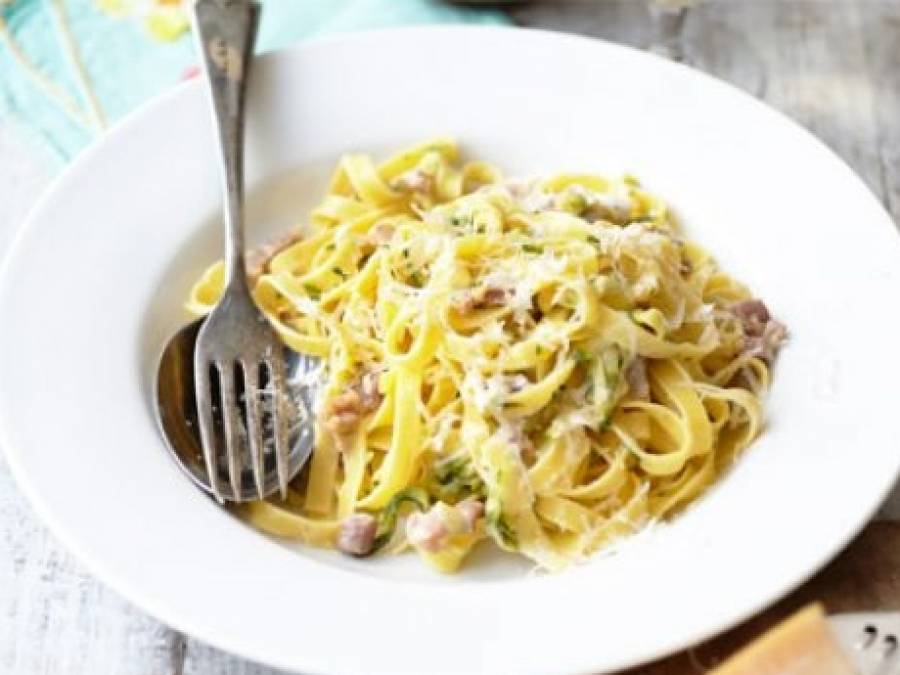 Creamy zucchini & bacon pasta